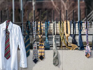 Deretan dasi yang digantung di pagar luar markas pemerintah Kosovo oleh sejumlah warga di Pristina, Selasa (26/12). Cara yang tergolong unik tersebut sebagai bentuk protes atas kenaikan gaji Perdana Menteri (PM) Ramush Haradinaj. (Armend NIMANI/AFP)