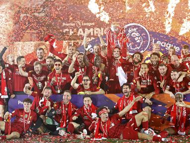 Pemain Liverpool mengangkat trofi juara Premier league 2019-2020 di Stadion Anfield, Kamis (23/7/2020) dini hari WIB. Prosesi angkat trofi juara ini dilakukan usai pertandingan Liverpool melawan Chelsea. (AFP/Phil Noble/pool)