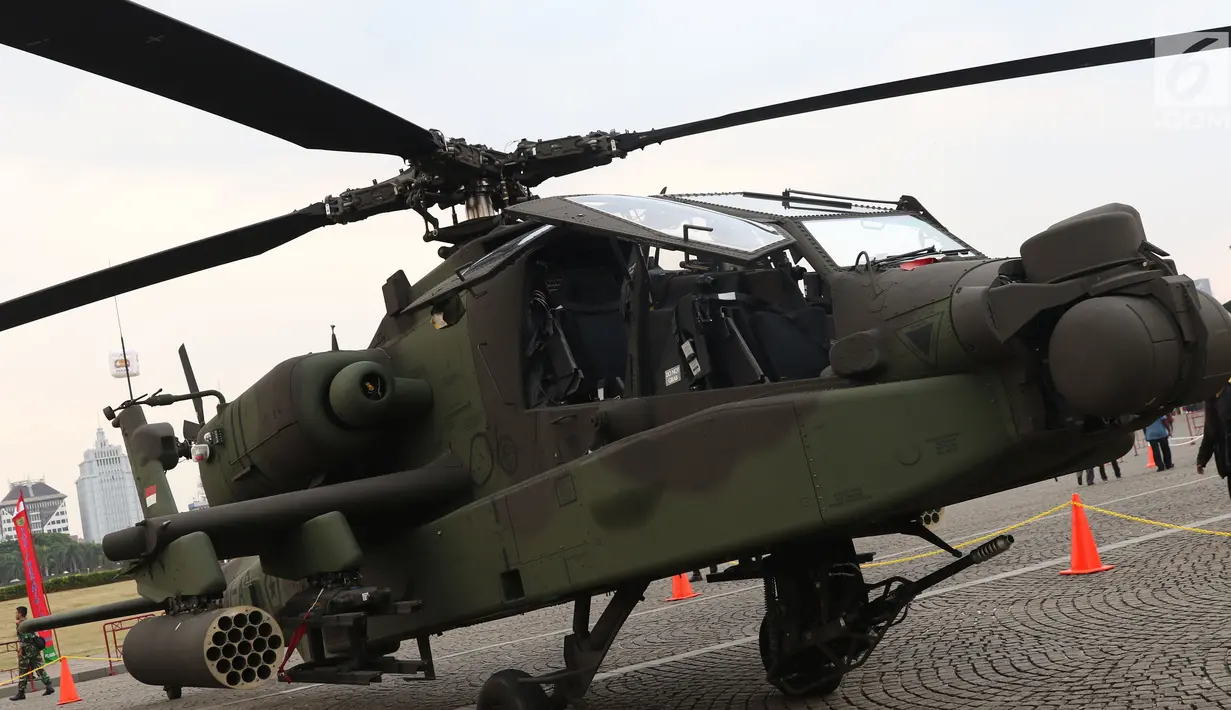 Tampilan samping helikopter Apache yang dipamerkan pada pameran Alat Utama Sistem Persenjataan TNI di Kawasan Monas, Jakarta, Kamis (27/9). Pameran ini bagian perayaan HUT TNI ke-73. (Liputan6.com/Helmi Fithriansyah)