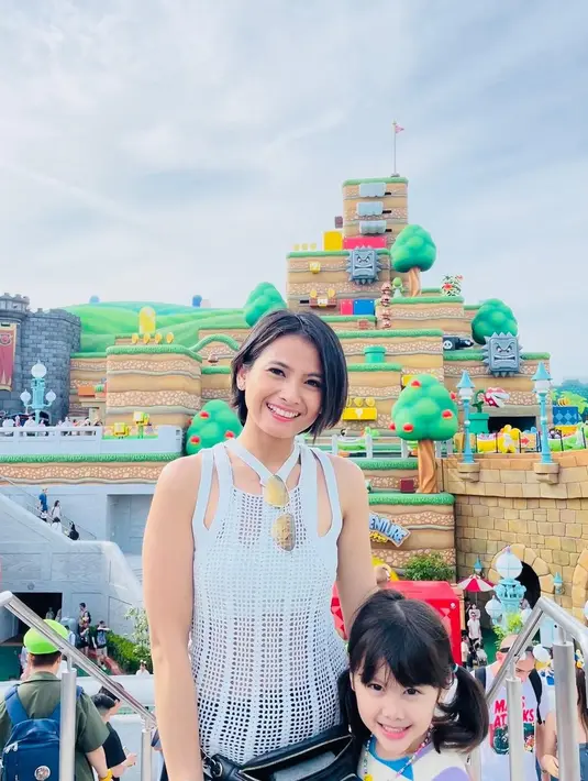 Dalam waktu dekat ini,  keinginan itu belum bisa terwujud. Karena pelantun Sampai Menutup Mata itu masih ada beberapa pekerjaan di Jakarta. Dan mengharuskan bolak-balik Sydney-Jakarta. Karena tahun ini menyelesaikan tiga film  di Jakarta. [Instagram/septriasaacha]