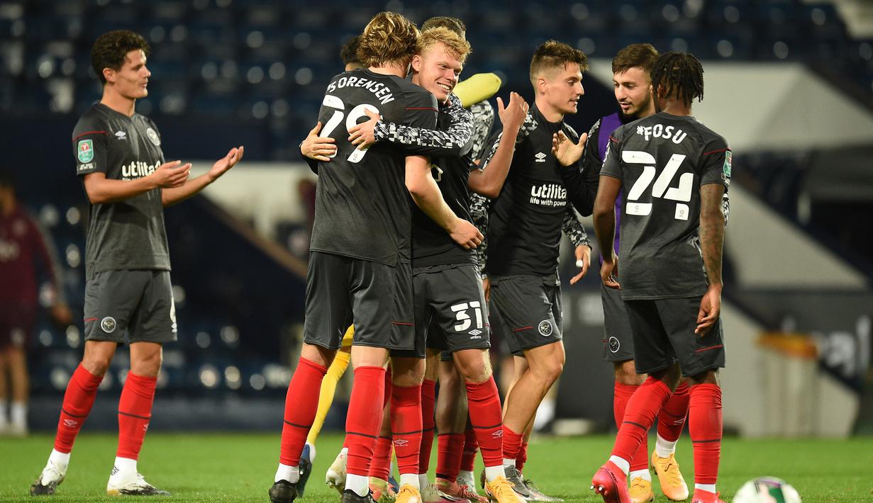 Pemain Brentford merayakan kemenangan atas West Brom dalam pertandingan Piala Inggris di venue The Hawthorns, Rabu (23/9/2020) dini hari WIB. West Brom kalah 6-7 atas Brentford lewat adu penalti. (AFP/Oli Scarff)