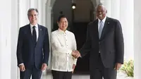 Presiden Filipina Ferdinand Marcos Jr bertemu dengan Menteri Luar Negeri Amerika Serikat (AS) Antony Blinken dan Menteri Pertahanan AS Lloyd Austin pada hari Selasa (30/7/2024) di Manila. (Dok.&nbsp;AP/Basilio Sepe)
