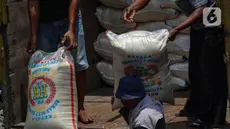 Pekerja mengangkut beras untuk dijual di Pasar Kebayoran Lama, Jakarta, Selasa (26/9/2023). (Liputan6.com/Angga Yuniar)