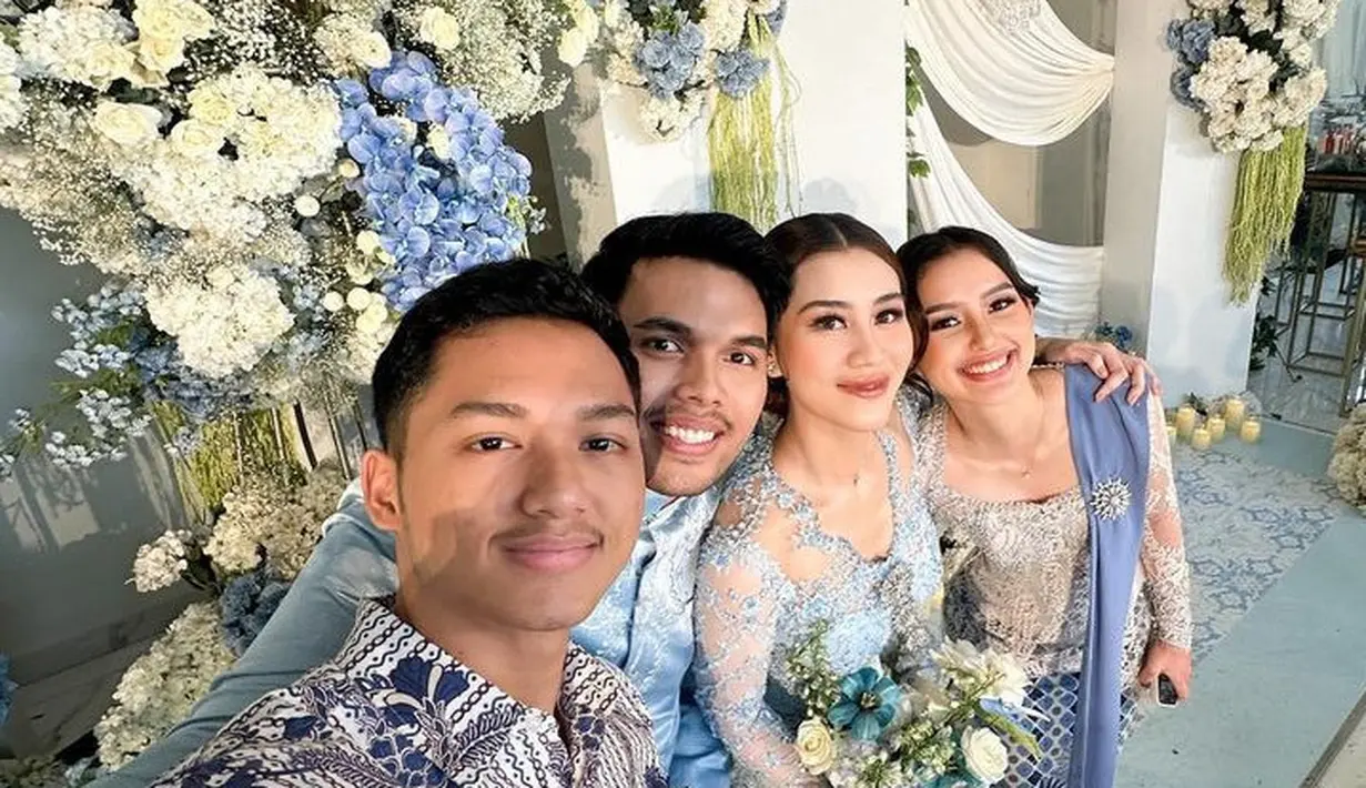 Kebaya Ashanty tersebut senada dengan Sarah Menzel kekasih Azriel. Diketahui Sarah memang kerap hadir di momen penting keluarga Azriel. [@ssarah_menzel]
