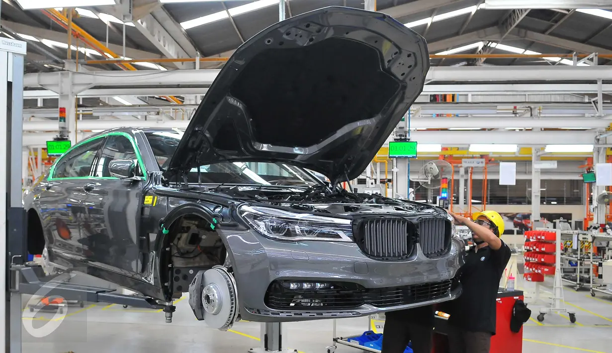 Di BMW Production Network 2, Gaya Motor mampu merakit hingga 6 unit All-New BMW 730Li per hari, Jakarta, Rabu (30/11). Perakitan mobil ini juga didukung para ahli manufaktur dari Jerman. (Liputan6.com/Angga Yuniar)