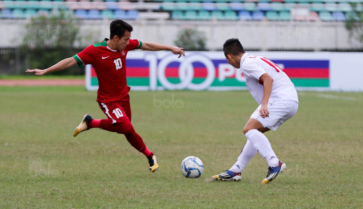Pemain Timnas Indonesia U-19, Egy Maulana Vikri, saat pertandingan melawan Vietnam pada laga AFF U-18 di Stadion Thuwunna, Yangon, Senin (11/9/2017). Indonesia tertinggal 2-0 di babak pertama dari Vietnam. (Liputan6.com/Yoppy Renato)