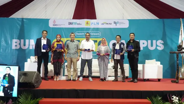 Staf Khusus Menteri BUMN, Arya Sinulingga di Kampus IT PLN yang berlokasi di Duri Kosambi, Jakarta Barat pada acara BUMN Goes to Campus, Senin (24/10).