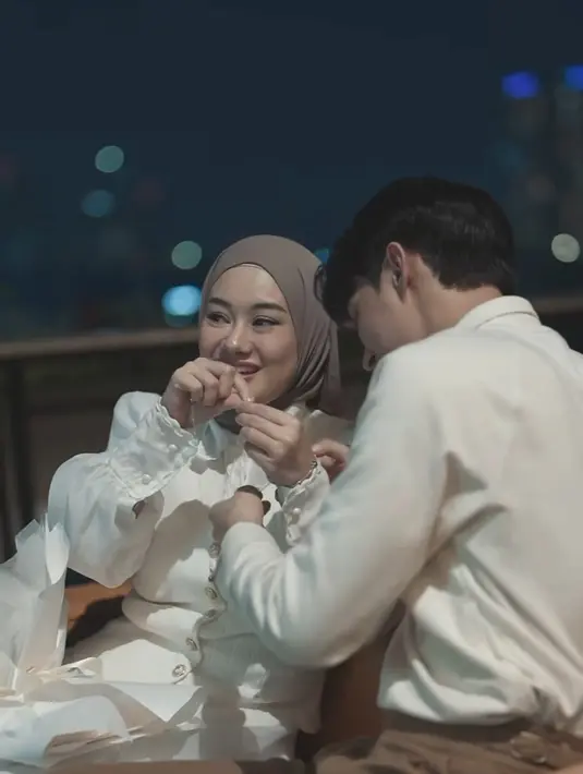 Tidak berhenti di situ, Rey juga memberikan hadiah spesial berupa perhiasan untuk Dinda, berupa kalung dan gelang. Dinda tampak bahagia saat Rey mengenakan gelang tersebut di pergelangan tangannya. Hadiah ini menjadi lambang cinta Rey yang selalu ingin membuat Dinda merasa istimewa di hari spesialnya. (Liputan6.com/IG/@dindahw)