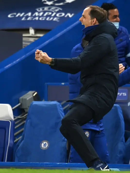 Pelatih Chelsea, Thomas Tuchel berselebrasi usai gelandang Mason Mount mencetak gol ke gawang Real Madrid pada leg kedua semifinal Liga Champions di Stamford Bridge, London, Kamis (6/5/2021). Tuchel menjadi pelatih pertama yang mencapai final secara beruntun dengan dua klub berbeda. (AFP/Glyn Kirk)