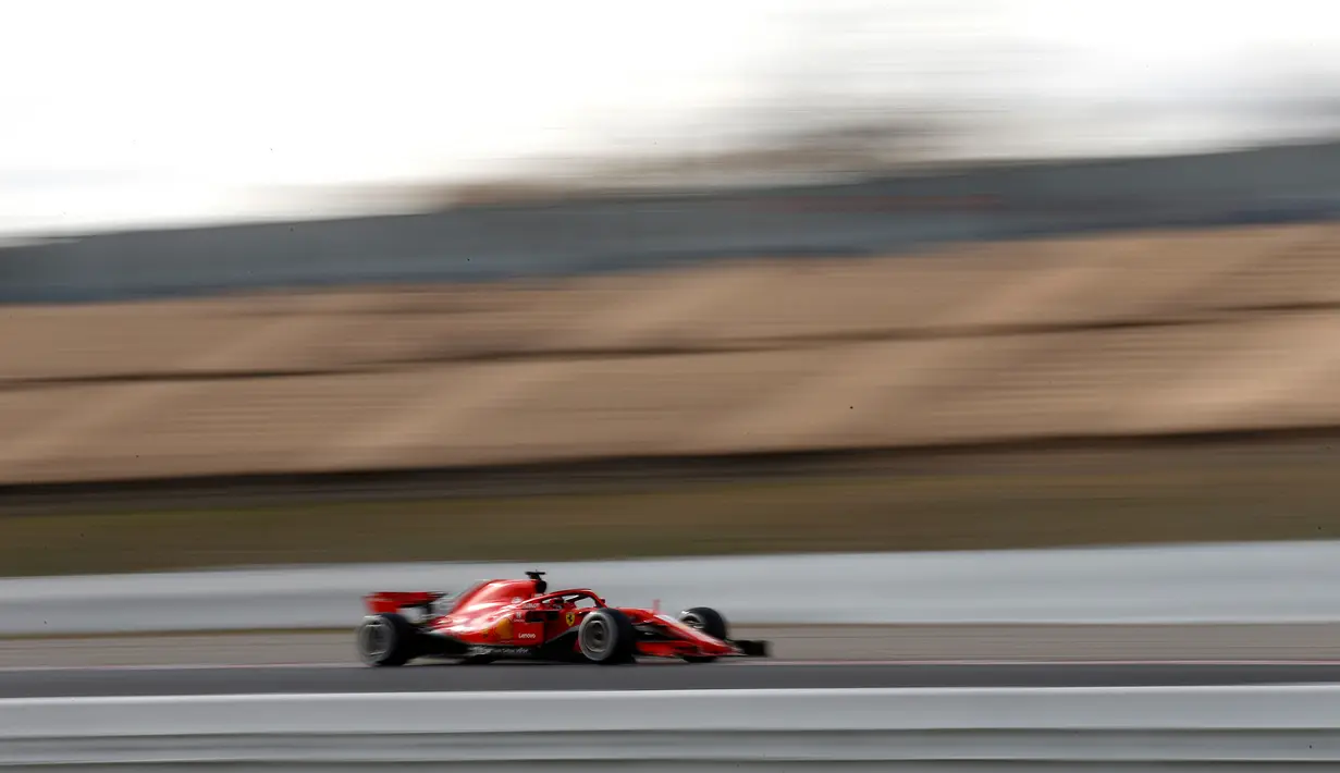Pembalap Jerman, Sebastian Vettel memacu mobil tim Ferrari pada hari ketiga tes pramusim Formula 1 (F1) di Sirkuit Catalunya, Barcelona, Kamis (8/3). Vettel menyelesaikan 59 putaran dengan catatan waktu tercepat, 1 menit 18.079 detik. (AP/Manu Fernandez)