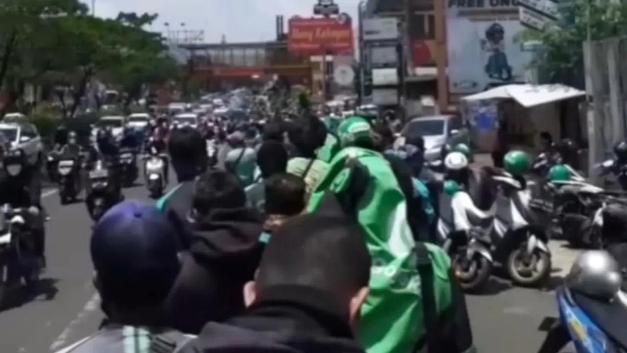 Tangkapan layar - viral antrean panjang ojek online di salah satu toko makanan di Jalan Raya Margonda, Depok hingga dibubarkan polisi.