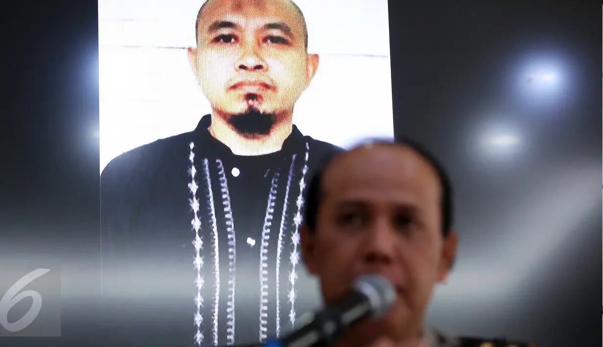Wajah pelaku teror Bandung, Yayat Cahdiyat, saat konferensi pers di Divhumas Polri, Jakarta, Selasa (28/2). Kadiv Humas Polri menyatakan, aksi peledakan bom di Bandung dibiayai dari hasil perampokan di sejumlah wilayah. (Liputan6.com/Johan Tallo)