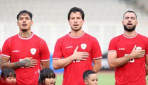 Pemain Timnas Indonesia, Shayne Pattynama (kiri), Thom Haye (tengah), dan Jordi Amat menyanyikan lagu kebangsaan Indonesia Raya sebelum laga uji coba melawan Tanzania di Stadion Madya, Senayan, Jakarta, Minggu (02/06/2024). (Bola.com/Abdul Aziz)