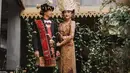 Komika ini melakukan foto prewedding berbeda dari kebanyakan. Calon pengantin itu melakukan pemotretan dengan baju adat Palembang dan Mandailing. (Instagram/raditya_dika)