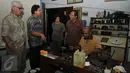 Kandidat Gubernur DKI, Rizal Ramli (kedua kanan) mengamati pekerja yang tengah melakukan perawatan film ketika mengunjungi Lembaga Sinematek Indonesia di Jakarta, Rabu (14/9). (Liputan6.com/Gempur M Surya)