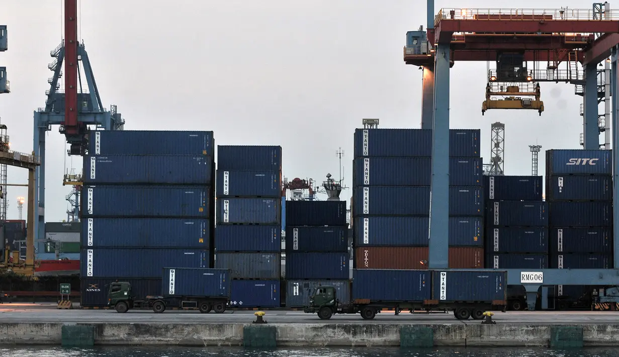 Aktivitas bongkar muat peti kemas di Pelabuhan Tanjung Priok, Jakarta, Rabu (14/8/2019). Badan Pusat Statistik (BPS) menyatakan neraca dagang Indonesia sepanjang Januari hingga Juli 2019 mengalami defisit sebesar USD 1,9 miliar atau setara Rp 27 triliun. (merdeka.com/Iqbal Nugroho)
