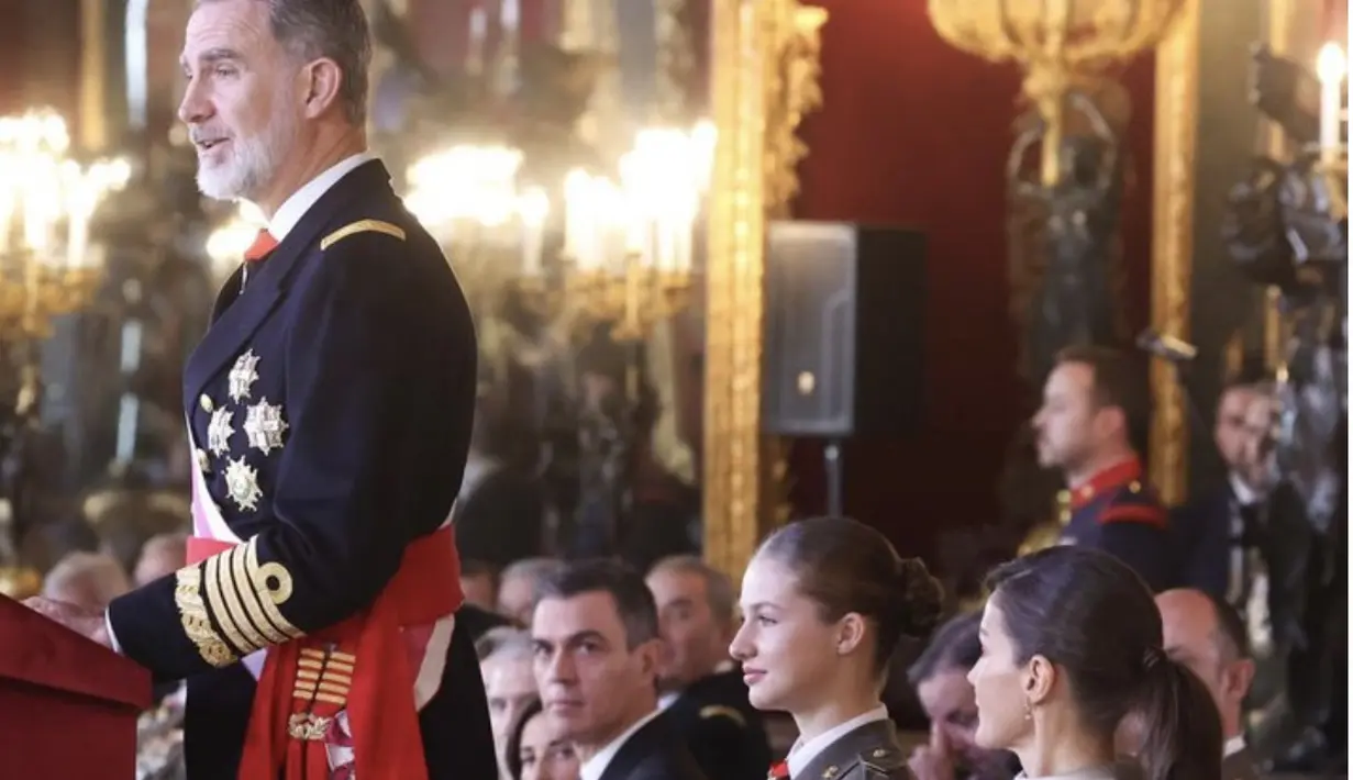 Ia berhasil hadirkan gaya yang begitu modern saat dipadukan dengan seragam militer.   [Foto: Instagram/ Putri_leonor]