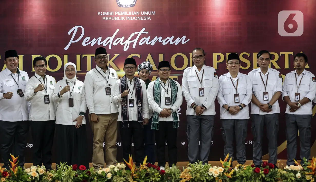Ketua Umum Partai Kebangkitan Bangsa (PKB) Muhaimin Iskandar atau Cak Imin (kelima kanan) bersama jajaran pengurus Partai PKB saat mendaftarkan partai politiknya sebagai calon peserta Pemilu 2024 di Kantor KPU, Jakarta, Senin (8/8/2022). Pada hari kedelapan ini, KPU menerima pendaftaran empat partai politik di antaranya Partai Republiku Indonesia, Partai Hati Nurani Rakyat (Hanura), Partai Gerindra, dan Partai Kebangkitan Bangsa (PKB). (Liputan6.com/Johan Tallo)