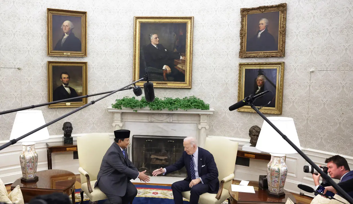 Dalam pertemuan tersebut, Presiden RI Prabowo Subianto dan Presiden AS, Joe Biden membahas sejumlah isu global, dari Jalur Gaza Palestina hingga Laut China Selatan. (Alex Wong/Getty Images North America/Getty Images via AFP)