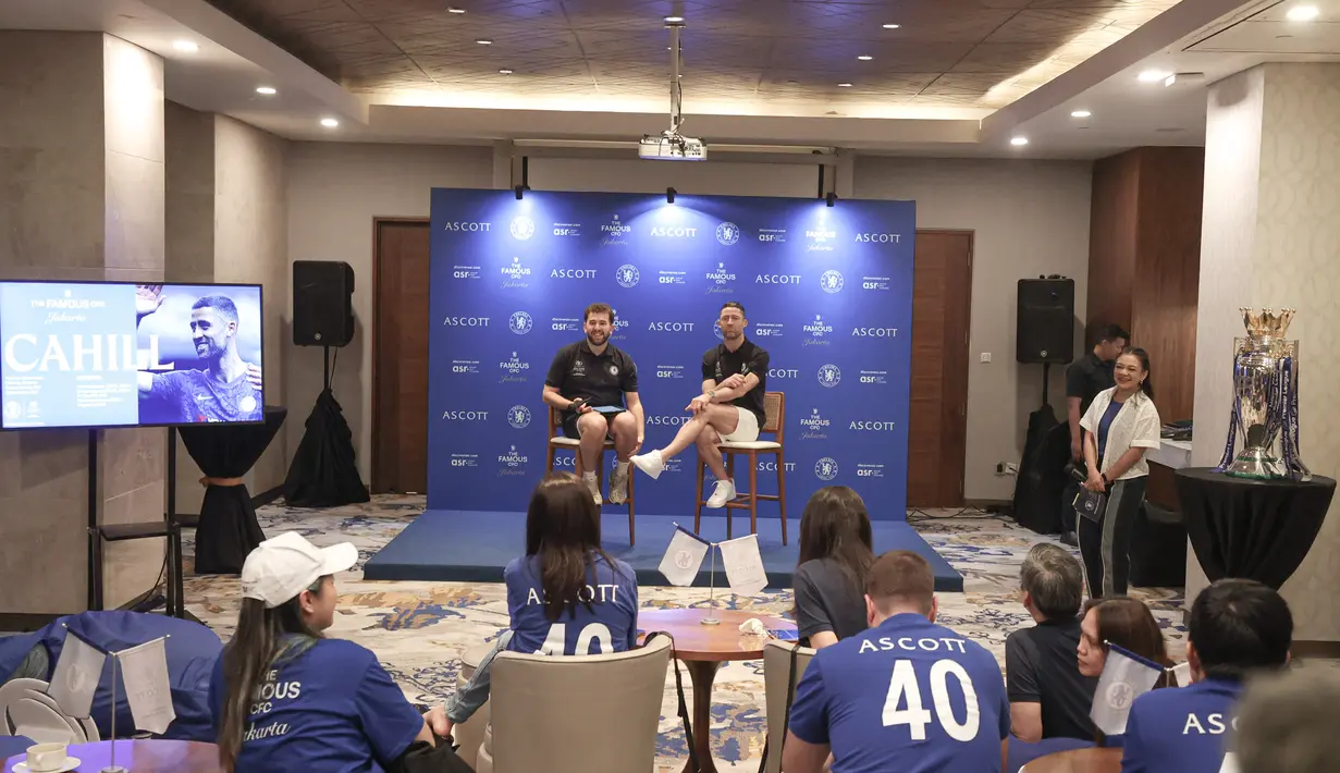 Berbeda dengan 12 tahun lalu ketika dia hadir di Indonesia sebagai pemain untuk menjalani tur pramusim di Asia, termasuk Indonesia. Tampak dalam foto, mantan bek tim Liga Premier Inggris, Chelsea, Gary Cahill (kanan) saat menjawab pertanyaan pewarta di Hotel Ascott, Sudirman, Jakarta, Sabtu (29/11/2025) sore WIB. (Bola.com/Abdul Aziz)