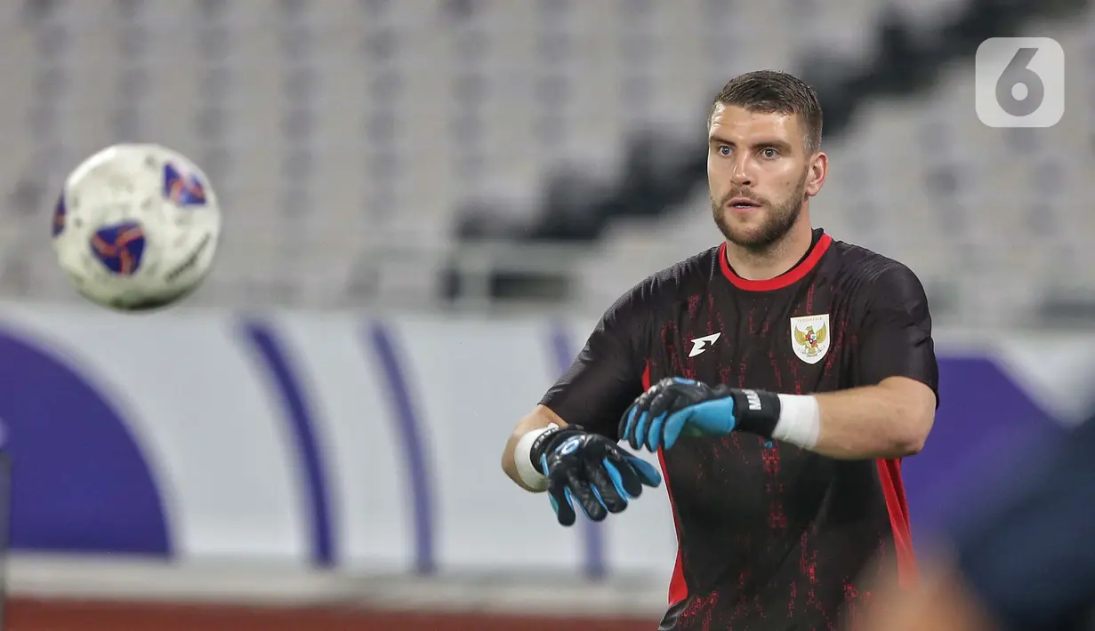 Sebagai informasi, penjaga gawang utama timnas Indonesia, Maarten Paes, harus absen saat menghadapi China karena akumulasi kartu kuning. (Liputan6.com/Angga Yuniar)