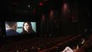 Orang-orang menonton film Bollywood India saat bioskop dibuka kembali dengan pemutaran khusus untuk prajurit COVID-19 dan keluarga mereka di bioskop PVR di New Delhi, India (15/101/2020). (AP Photo/Manish Swarup)