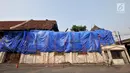 Terpal menutupi sebagian bangunan Galangan VOC yang ambruk di kawasan Kota Tua, Penjaringan, Jakarta, Minggu (3/6). Gedung tua yang dahulu digunakan sebagai gudang perdagangan VOC tersebut ambruk pada Jumat 1 Juni 2018. (Merdeka.com/Iqbal Nugroho)