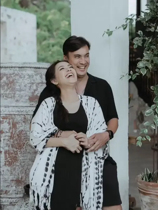 Sempat hampir cerai, keduanya menunjukkan kemesraan dan keharmonisannya saat menikmati liburan. Sekedar informasi, Rendy dan Lady menikah pada tahun 2014 silam. Dari pernikahannya, dikaruniai tiga orang anak. [Instagram/ladynayoan]