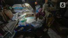 Warga melakukan penggilingan padi di kawasan Ciampea, Bogor, Selasa (20/2/2024). (merdeka.com/Arie Basuki)