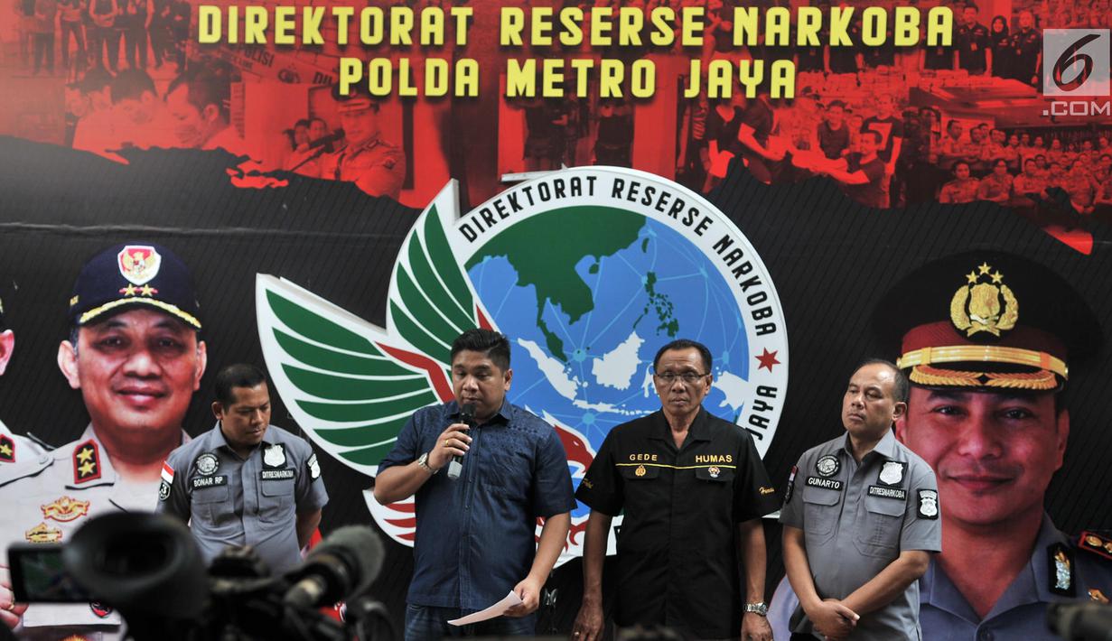 Kasubdit III Ditresnarkoba AKBP Muhammad Iqbal (kedua kiri) dan Kasubdit Penmas Polda Metro Jaya AKBP I Gede Nyeneng (kedua kanan) memberikan keterangan terkait penangkapan HHY dan FA di Gedung Ditresnarkoba Polda Metro Jaya, Jakarta, Minggu (29/9/2019). (merdeka.com/Iqbal S. Nugroho)