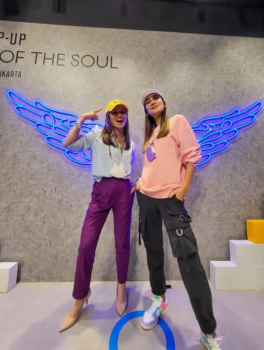 <p>Marianne Rumantir memberi inspirasi tampilan sporty chic dengan tailored pants, heels dan topi baseball. Sementara Luna Maya totalitas gaya boyish-nya (Foto: Instagram @lunamaya)</p>