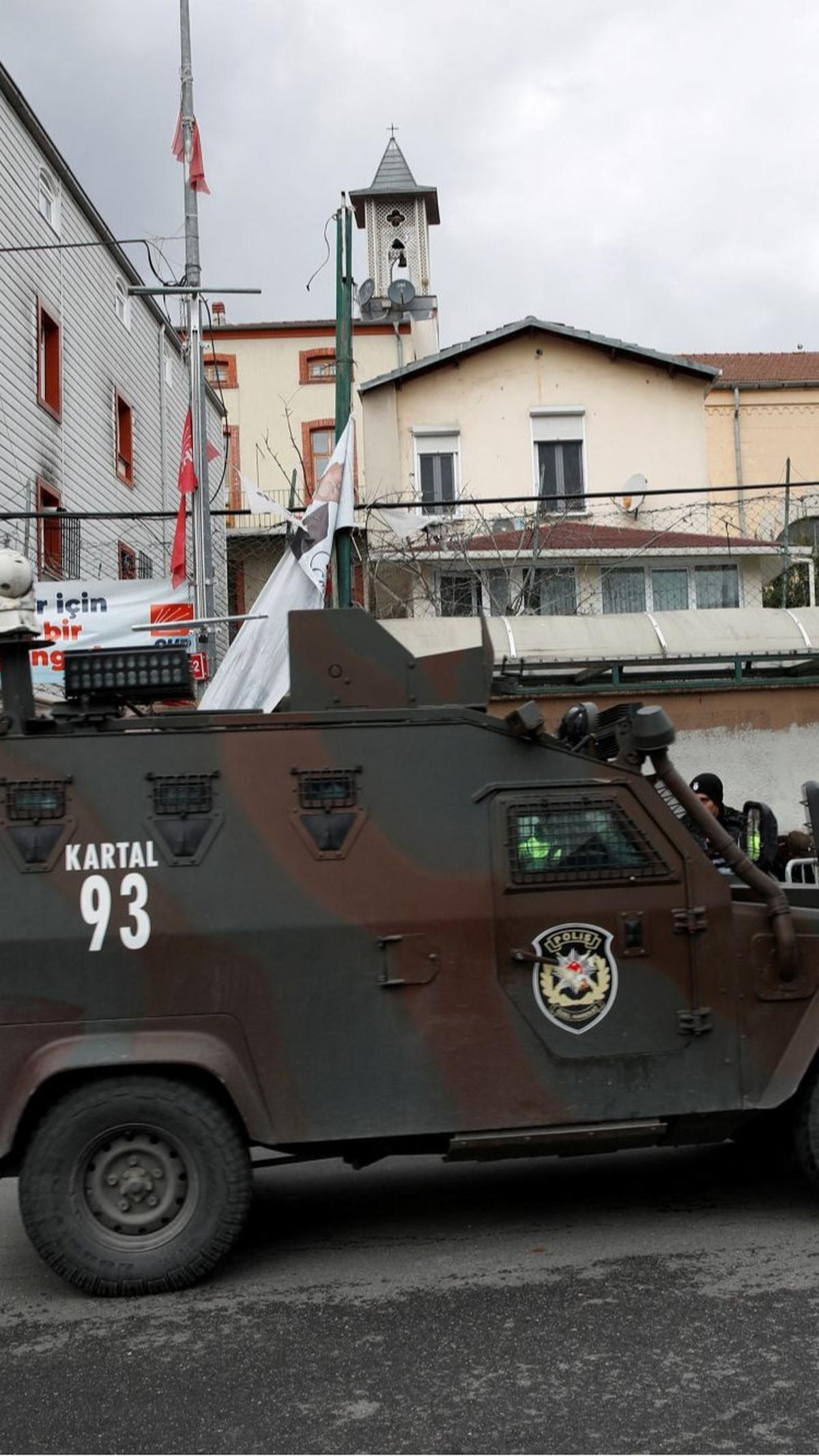 Hingga saat ini belum ada kejelasan atas motif serangan itu. Sebab dua pelaku merupakan warga asing yang identitasnya belum diketahui.<br>(Foto REUTERS / Dilara Senkaya)<br>