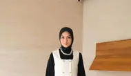 Citra Kirana terlihat feminin dengan outfit monokrom. Ia padukan kemeja long sleeve dengan pleated skirt hitam dan double breated tweed vest yang trendy [@citra_ciki]