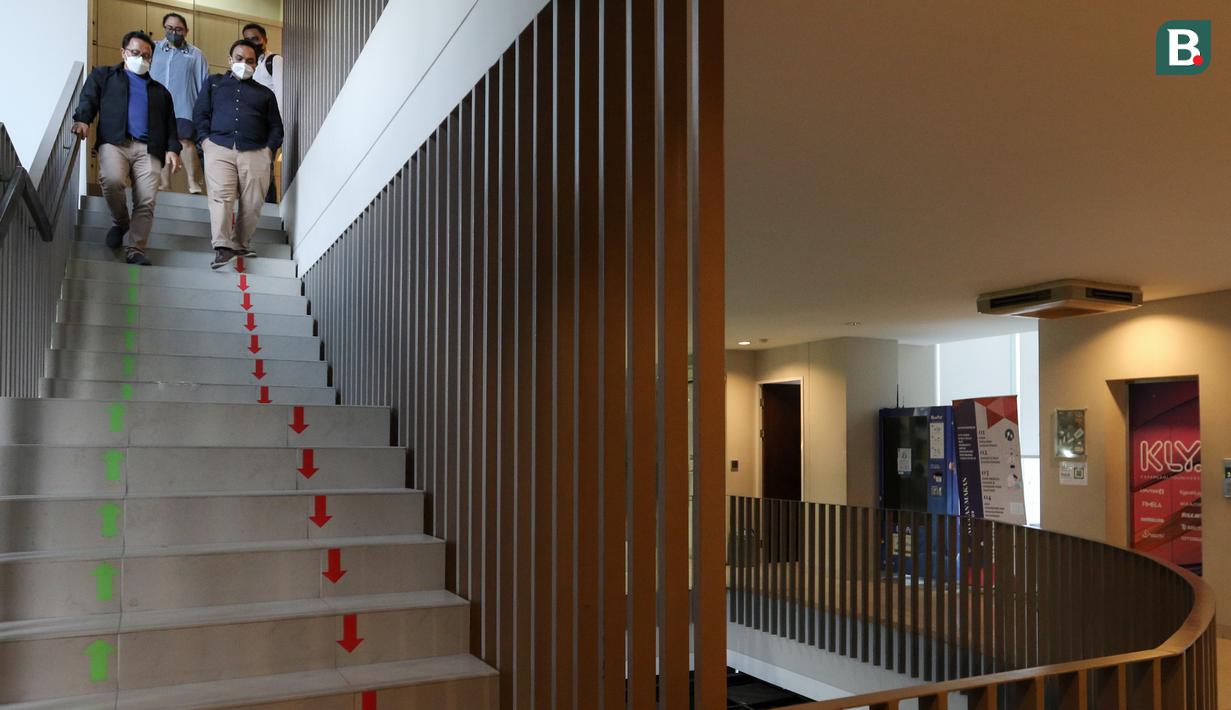 Sejumlah rombongan Digital Business Consultant untuk Madura United ditemani oleh Editor in Chief Bola.com & Bola.net, Darojatun (kiri) saat melakukan kunjungan ke kantor Bola.com di Gondangdia, Jakarta, Senin (30/05/2022). (Bola.com/Bagaskara Lazuardi)