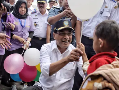 Menteri Perhubungan, Budi Karya Sumadi memberikan balon kepada peserta mudik gratis sepeda motor di Pelabuhan Tanjung Priok, Jakarta, Rabu (20/6). Ada 699 sepeda motor dan 1.650 penumpang yang kembali ke Jakarta dari Semarang. (Liputan6.com/Faizal Fanani)