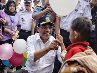 Menteri Perhubungan, Budi Karya Sumadi memberikan balon kepada peserta mudik gratis sepeda motor di Pelabuhan Tanjung Priok, Jakarta, Rabu (20/6). Ada 699 sepeda motor dan 1.650 penumpang yang kembali ke Jakarta dari Semarang. (Liputan6.com/Faizal Fanani)
