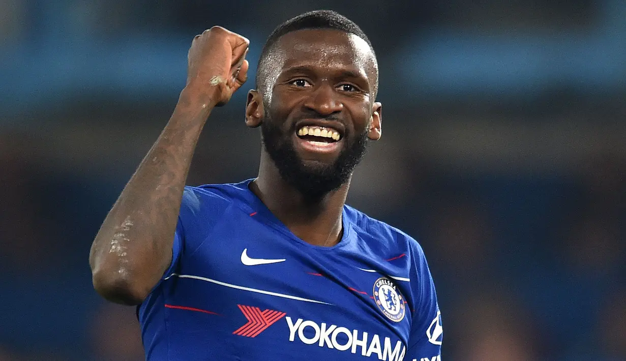 Chelsea mendatangkan Antonio Rudiger dari AS Roma dengan nilai transfer 35 juta euro untuk menggantikan tugas John Terry. Sempat tersingkir di era Frank Lampard, Rudiger akhirnya menjadi pemain penting di bawah asuhan Thomas Tuchel. (Foto: AFP/Glyn Kirk)