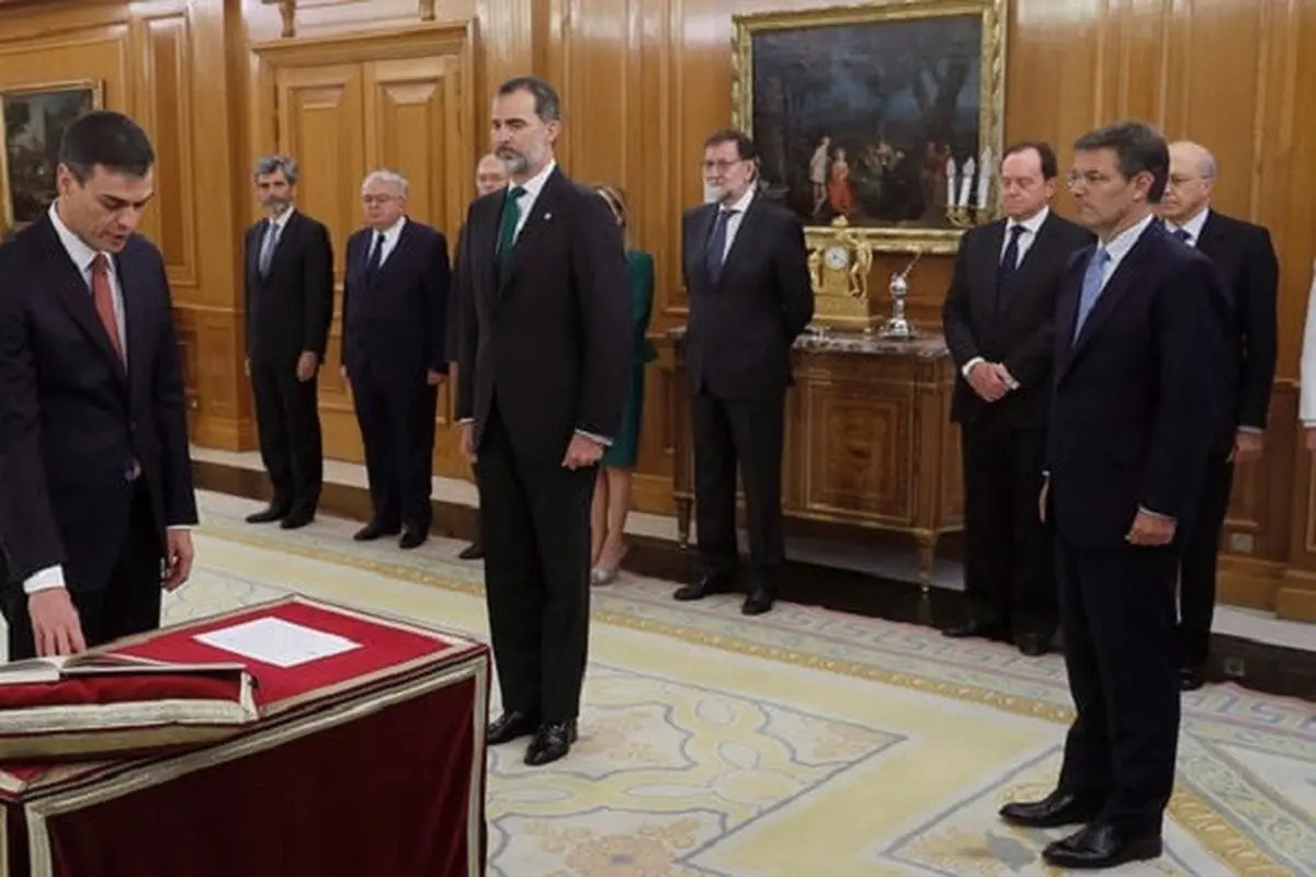 Pedro Sanchez (kiri) saat disumpah menjadi perdana menteri baru Spanyol, disaksikan oleh Raja Felipe VI (tengah, depan) dan mantan PM Mariano Rajoy (kanan, depan) pada Sabtu, 2 Juni 2018 (Media Pool via The Guardian)