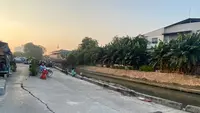 Warga sempat mengira kerusakan hanya terjadi di permukaan Jalan Kayu Mas Utara atau yang dikenal sebagai Jalan Cinta, RT 011/RW 03, Kelurahan Pulo Gadung, Jakarta Timur. Namun, beberapa hari setelah Lebaran 2026, jalan tersebut tiba-tiba amblas. (Liputan6.com/Devira Prastiwi)