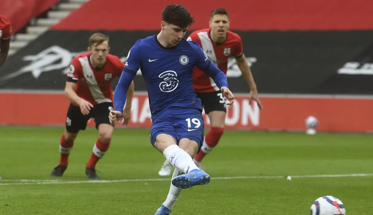 Gelandang Chelsea, Mason Mount melakukan eksekusi penalti ke gawang Southampton yang berbuah gol penyeimbang 1-1 dalam laga lanjutan Liga Inggris 2020/21 pekan ke-25 di St. Mary's Stadium, Southampton, Sabtu (20/2/2021). Chelsea bermain imbang 1-1 dengan Southampton. (AP/Neil Hall/Pool)