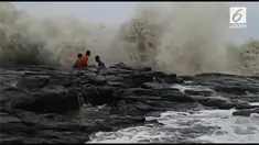 Detik-detik tiga orang pria tersapu ombak besar di Malvan Rock Gardens. Ketiganya mengalami luka ringan.
