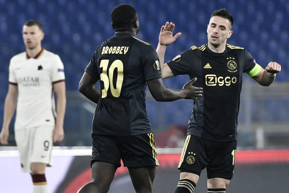 FOTO: Imbang 1-1, AS Roma Singkirkan Ajax dan Lolos ke Semifinal Liga Europa - Brian Brobbey; Dusan Tadic