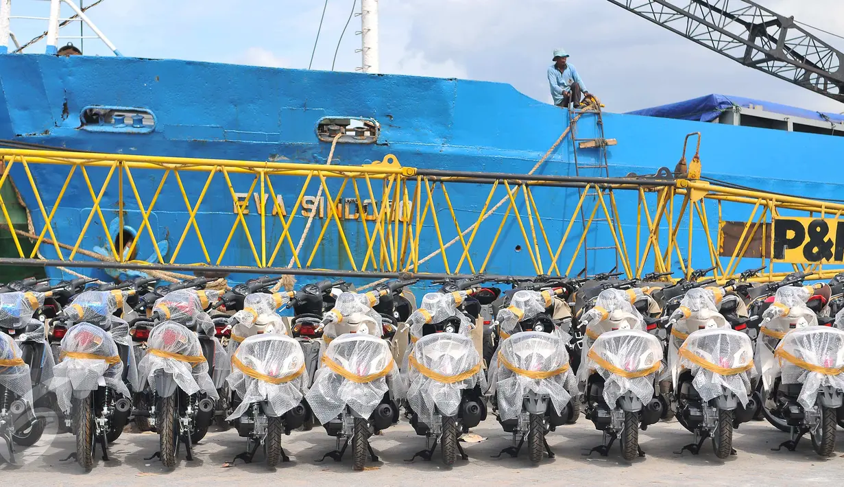 Deretan sepeda motor sebelum didistribusikan melalui Pelabuhan Sunda Kelapa Jakarta, Senin (9/1). Asosiasi Industri Sepeda Motor Indonesia (AISI) memprediksi penjualan motor pada 2017 masih akan cenderung stagnan. (Liputan6.com/Angga Yuniar)