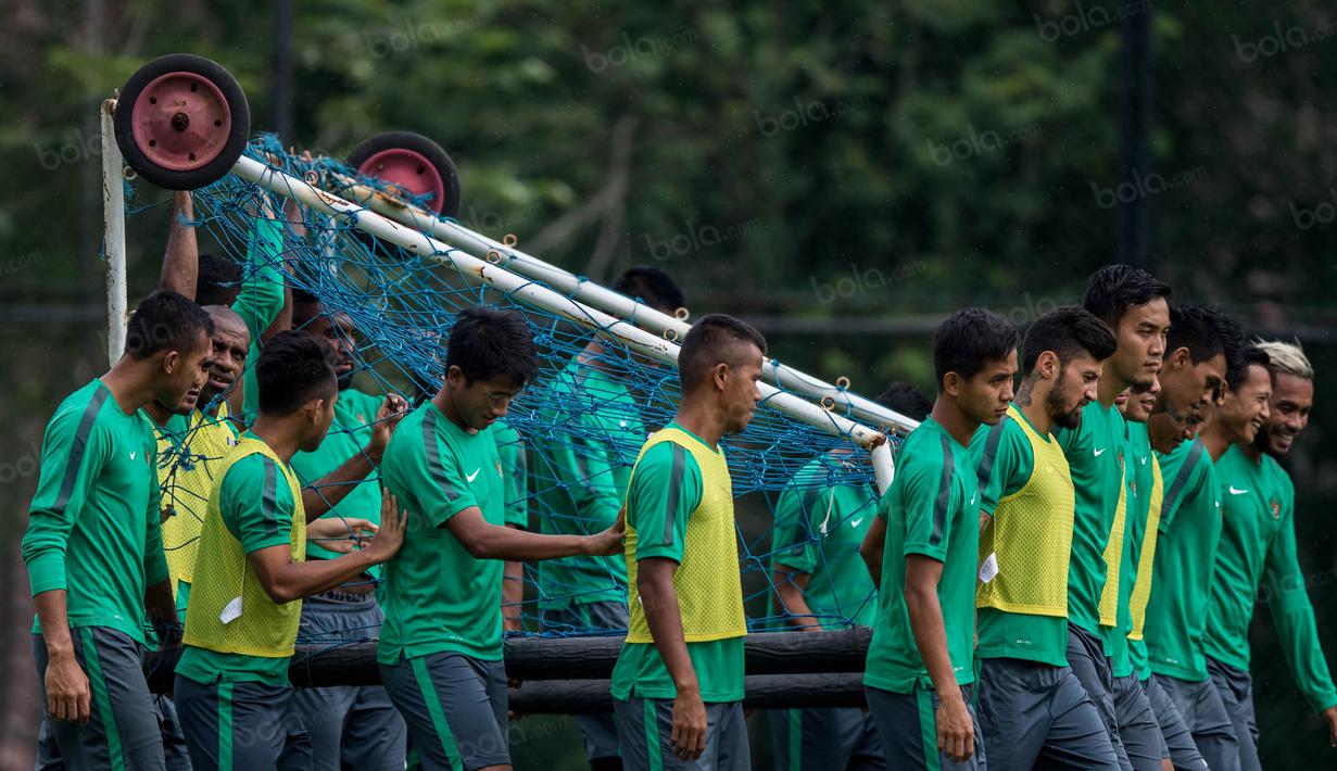 Nuansa kekeluargaan antar pemain memang tercipta saat latihan Timnas Indonesia di Lapangan SPH Sentul, Jawa Barat, Kamis (1/12/2016). (Bola.com/Vitalis Yogi Trisna)