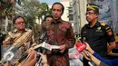 Presiden Joko Widodo memberikan keterangan kepada awak media saat menghadiri penindakan barang tekstil impor ilegal di Direktorat Jenderal Bea dan Cukai, Jakarta, Jumat (16/10/2015). (Liputan6.com/Faizal Fanani)
