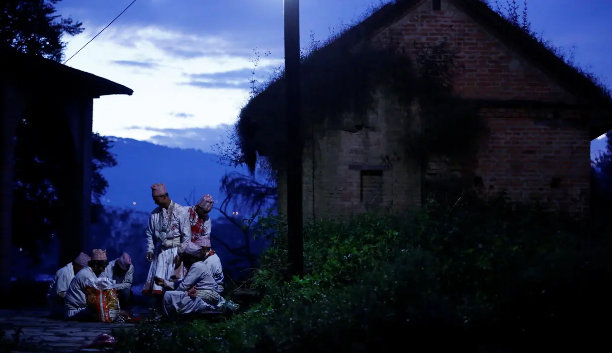 Para penganut agama Hindu berkumpul untuk melakukan ritual Dashian di Bhaktapur, Nepal (11/10). Acara ini berlangsung selama 15 hari antara Bulan September hingga Oktober. (REUTERS/Navesh Chitrakar)