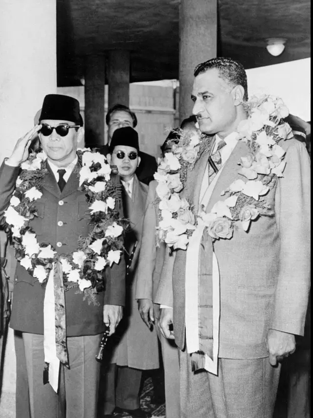 PHOTO: Ini Gaya Presiden RI Sukarno yang Berpeci dan Berkacamata Hitam