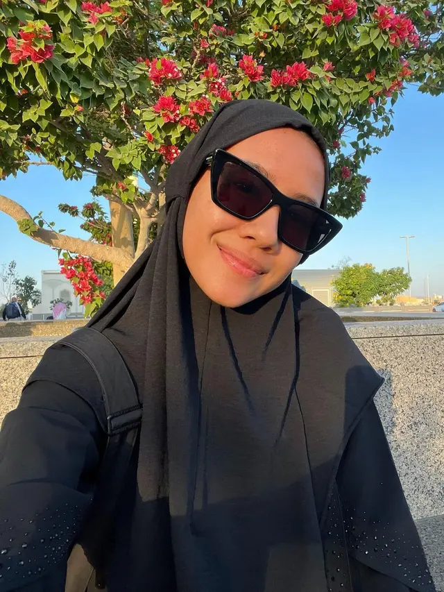 Shenina Cinnamon tampil anggun tanpa makeup saat umrah di Tanah Suci