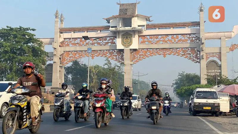 Gerbang Kota Banjarmasin terlihat polusi udara akibat karhutla