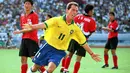 Selebrasi pemain Brasil, Adailton setelah mencetak gol ke gawang Korea Selatan pada laga fase Grup B Piala Dunia U-20 1997 di Sarawak Stadium, Kuching, Malaysia (22/6/1997). Adailton mencetak total 10 gol pada Piala Dunia U-20 edisi 1997 di Malaysia. Atas pencapaiannya ia dianugerahi penghargaan Golden Boot sebagai pencetak gol terbanyak turnamen. (AFP/STR/Bernama)